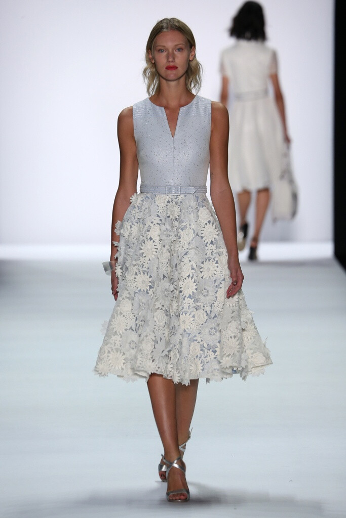 Badgley Mischka Spring 2016 RTW。巴吉利·米詩(shī)卡2016春夏紐約時(shí)裝周高級(jí)成衣發(fā)布。從陽(yáng)光肌到腮紅色調(diào)，再到蝴蝶和植物，這些是布宜諾斯艾利斯的寫(xiě)照，如那些夢(mèng)幻般的旅游手冊(cè)一樣。理想但從不媚俗，設(shè)計(jì)師們?nèi)榈負(fù)肀е?jiǎn)約的設(shè)計(jì)理念，并將它融入了品牌的經(jīng)典造型中?！霸诎滋炱恋囟ㄖ?，在晚上優(yōu)雅和性感地展示”，Mischka把時(shí)裝放入了后臺(tái)。