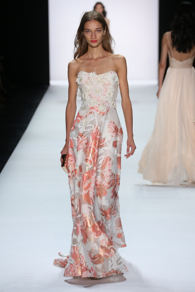 Badgley Mischka Spring 2016 RTW。巴吉利·米诗卡2016春夏纽约时装周高级成衣发布。从阳光肌到腮红色调，再到蝴蝶和植物，这些是布宜诺斯艾利斯的写照，如那些梦幻般的旅游手册一样。理想但从不媚俗，设计师们全情地拥抱着简约的设计理念，并将它融入了品牌的经典造型中。“在白天漂亮地定制，在晚上优雅和性感地展示”，Mischka把时装放入了后台。