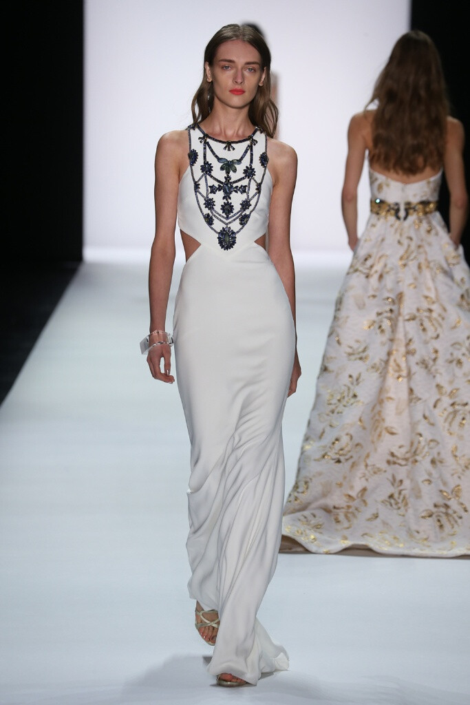 Badgley Mischka Spring 2016 RTW。巴吉利·米诗卡2016春夏纽约时装周高级成衣发布。从阳光肌到腮红色调，再到蝴蝶和植物，这些是布宜诺斯艾利斯的写照，如那些梦幻般的旅游手册一样。理想但从不媚俗，设计师们全情地拥抱着简约的设计理念，并将它融入了品牌的经典造型中。“在白天漂亮地定制，在晚上优雅和性感地展示”，Mischka把时装放入了后台。