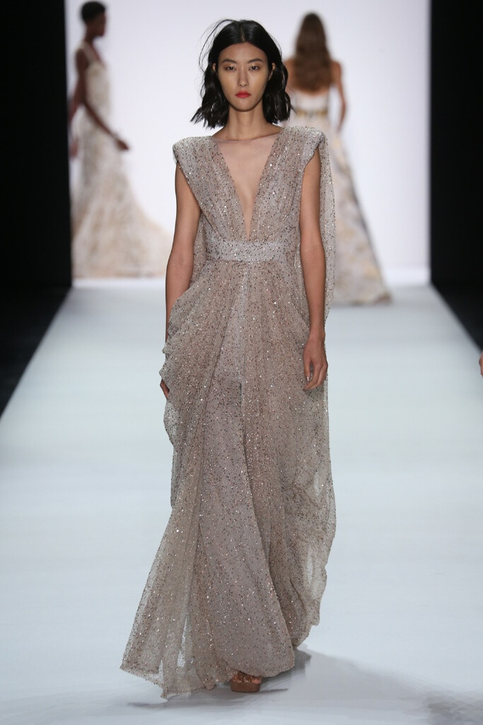 Badgley Mischka Spring 2016 RTW。巴吉利·米诗卡2016春夏纽约时装周高级成衣发布。从阳光肌到腮红色调，再到蝴蝶和植物，这些是布宜诺斯艾利斯的写照，如那些梦幻般的旅游手册一样。理想但从不媚俗，设计师们全情地拥抱着简约的设计理念，并将它融入了品牌的经典造型中。“在白天漂亮地定制，在晚上优雅和性感地展示”，Mischka把时装放入了后台。