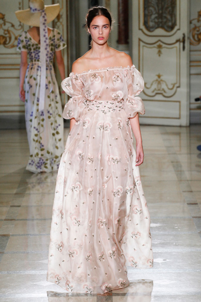 Luisa Beccaria Spring 2016 RTW。路易莎·贝卡里亚2016春夏米兰时装周高级成衣发布。本季以“Flower Power”的主题，中世纪的田园浪漫风在层叠的雪纺中透现得淋漓尽致，似乎看到那时候的名媛们穿着这样美丽的衣服去野餐和郊游。薄纱、绸缎在裙装的运用，凸显了今年质感回归的潮流。大面积荷叶边的使用也增加了甜蜜感觉。淡雅的颜色完美而又梦幻。