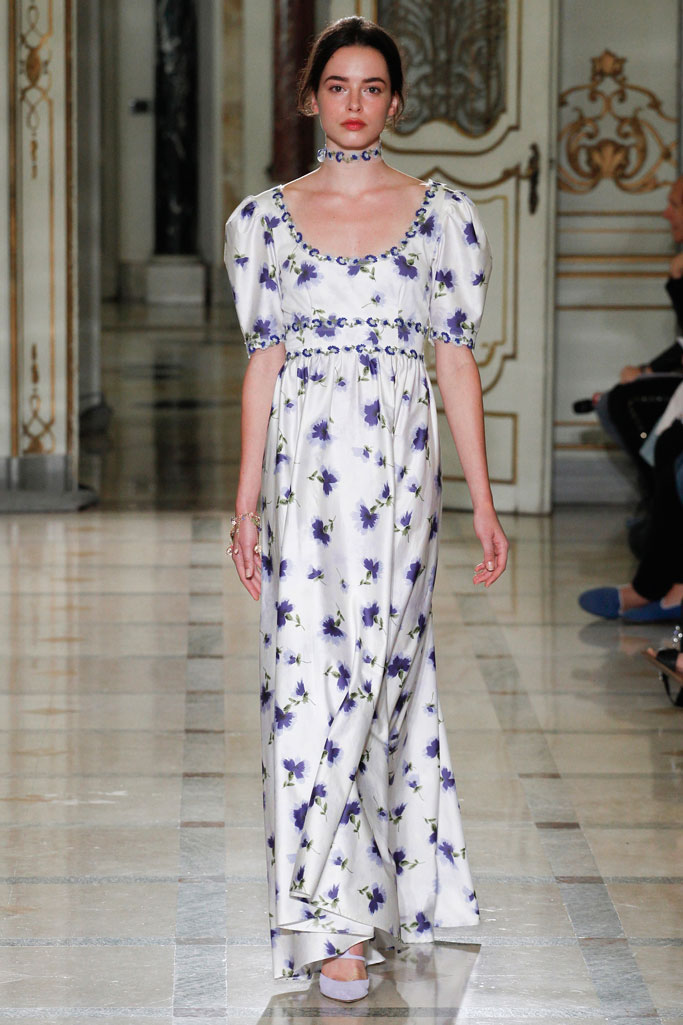 Luisa Beccaria Spring 2016 RTW。路易莎·贝卡里亚2016春夏米兰时装周高级成衣发布。本季以“Flower Power”的主题，中世纪的田园浪漫风在层叠的雪纺中透现得淋漓尽致，似乎看到那时候的名媛们穿着这样美丽的衣服去野餐和郊游。薄纱、绸缎在裙装的运用，凸显了今年质感回归的潮流。大面积荷叶边的使用也增加了甜蜜感觉。淡雅的颜色完美而又梦幻。