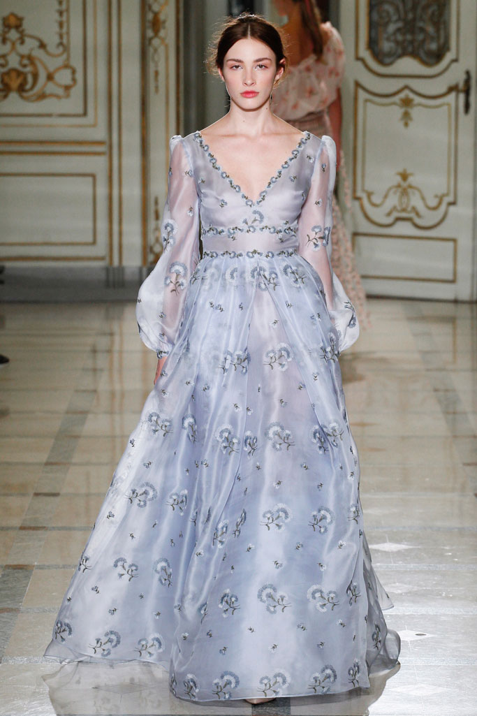 Luisa Beccaria Spring 2016 RTW。路易莎·贝卡里亚2016春夏米兰时装周高级成衣发布。本季以“Flower Power”的主题，中世纪的田园浪漫风在层叠的雪纺中透现得淋漓尽致，似乎看到那时候的名媛们穿着这样美丽的衣服去野餐和郊游。薄纱、绸缎在裙装的运用，凸显了今年质感回归的潮流。大面积荷叶边的使用也增加了甜蜜感觉。淡雅的颜色完美而又梦幻。