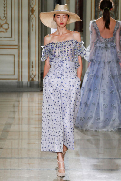 Luisa Beccaria Spring 2016 RTW。路易莎·贝卡里亚2016春夏米兰时装周高级成衣发布。本季以“Flower Power”的主题，中世纪的田园浪漫风在层叠的雪纺中透现得淋漓尽致，似乎看到那时候的名媛们穿着这样美丽的衣服去…