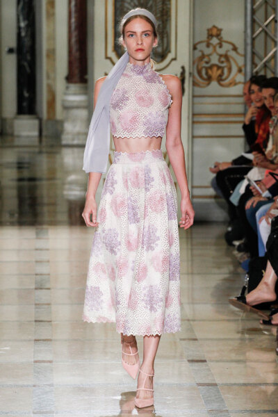 Luisa Beccaria Spring 2016 RTW。路易莎·贝卡里亚2016春夏米兰时装周高级成衣发布。本季以“Flower Power”的主题，中世纪的田园浪漫风在层叠的雪纺中透现得淋漓尽致，似乎看到那时候的名媛们穿着这样美丽的衣服去…