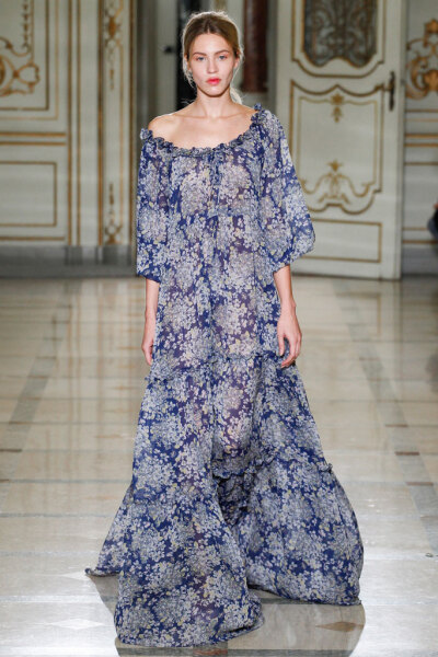 Luisa Beccaria Spring 2016 RTW。路易莎·贝卡里亚2016春夏米兰时装周高级成衣发布。本季以“Flower Power”的主题，中世纪的田园浪漫风在层叠的雪纺中透现得淋漓尽致，似乎看到那时候的名媛们穿着这样美丽的衣服去…