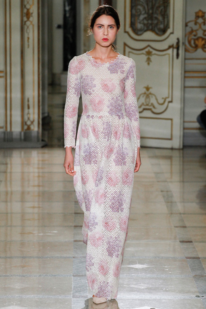 Luisa Beccaria Spring 2016 RTW。路易莎·贝卡里亚2016春夏米兰时装周高级成衣发布。本季以“Flower Power”的主题，中世纪的田园浪漫风在层叠的雪纺中透现得淋漓尽致，似乎看到那时候的名媛们穿着这样美丽的衣服去野餐和郊游。薄纱、绸缎在裙装的运用，凸显了今年质感回归的潮流。大面积荷叶边的使用也增加了甜蜜感觉。淡雅的颜色完美而又梦幻。