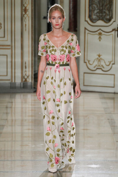 Luisa Beccaria Spring 2016 RTW。路易莎·贝卡里亚2016春夏米兰时装周高级成衣发布。本季以“Flower Power”的主题，中世纪的田园浪漫风在层叠的雪纺中透现得淋漓尽致，似乎看到那时候的名媛们穿着这样美丽的衣服去…