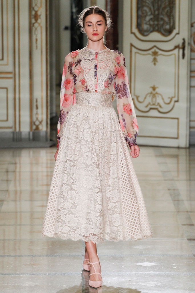 Luisa Beccaria Spring 2016 RTW。路易莎·贝卡里亚2016春夏米兰时装周高级成衣发布。本季以“Flower Power”的主题，中世纪的田园浪漫风在层叠的雪纺中透现得淋漓尽致，似乎看到那时候的名媛们穿着这样美丽的衣服去野餐和郊游。薄纱、绸缎在裙装的运用，凸显了今年质感回归的潮流。大面积荷叶边的使用也增加了甜蜜感觉。淡雅的颜色完美而又梦幻。