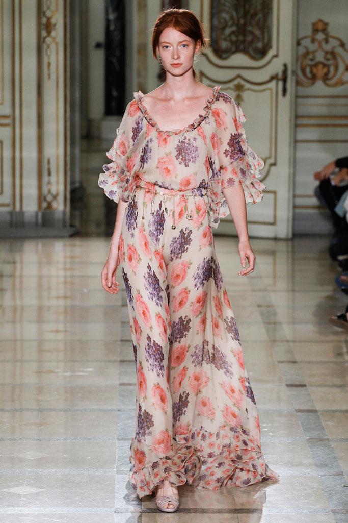 Luisa Beccaria Spring 2016 RTW。路易莎·贝卡里亚2016春夏米兰时装周高级成衣发布。本季以“Flower Power”的主题，中世纪的田园浪漫风在层叠的雪纺中透现得淋漓尽致，似乎看到那时候的名媛们穿着这样美丽的衣服去野餐和郊游。薄纱、绸缎在裙装的运用，凸显了今年质感回归的潮流。大面积荷叶边的使用也增加了甜蜜感觉。淡雅的颜色完美而又梦幻。