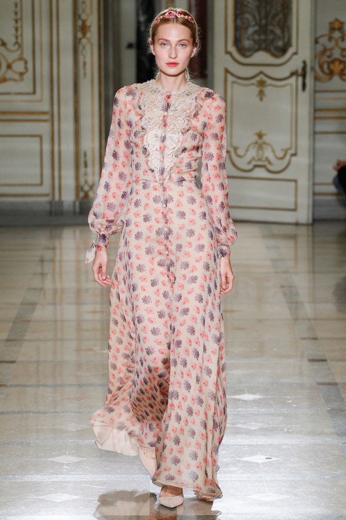 Luisa Beccaria Spring 2016 RTW。路易莎·贝卡里亚2016春夏米兰时装周高级成衣发布。本季以“Flower Power”的主题，中世纪的田园浪漫风在层叠的雪纺中透现得淋漓尽致，似乎看到那时候的名媛们穿着这样美丽的衣服去野餐和郊游。薄纱、绸缎在裙装的运用，凸显了今年质感回归的潮流。大面积荷叶边的使用也增加了甜蜜感觉。淡雅的颜色完美而又梦幻。