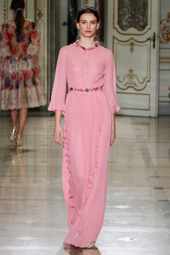 Luisa Beccaria Spring 2016 RTW。路易莎·贝卡里亚2016春夏米兰时装周高级成衣发布。本季以“Flower Power”的主题，中世纪的田园浪漫风在层叠的雪纺中透现得淋漓尽致，似乎看到那时候的名媛们穿着这样美丽的衣服去野餐和郊游。薄纱、绸缎在裙装的运用，凸显了今年质感回归的潮流。大面积荷叶边的使用也增加了甜蜜感觉。淡雅的颜色完美而又梦幻。