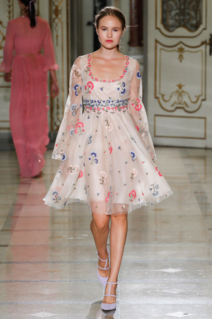 Luisa Beccaria Spring 2016 RTW。路易莎·贝卡里亚2016春夏米兰时装周高级成衣发布。本季以“Flower Power”的主题，中世纪的田园浪漫风在层叠的雪纺中透现得淋漓尽致，似乎看到那时候的名媛们穿着这样美丽的衣服去野餐和郊游。薄纱、绸缎在裙装的运用，凸显了今年质感回归的潮流。大面积荷叶边的使用也增加了甜蜜感觉。淡雅的颜色完美而又梦幻。