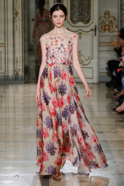 Luisa Beccaria Spring 2016 RTW。路易莎·贝卡里亚2016春夏米兰时装周高级成衣发布。本季以“Flower Power”的主题，中世纪的田园浪漫风在层叠的雪纺中透现得淋漓尽致，似乎看到那时候的名媛们穿着这样美丽的衣服去…