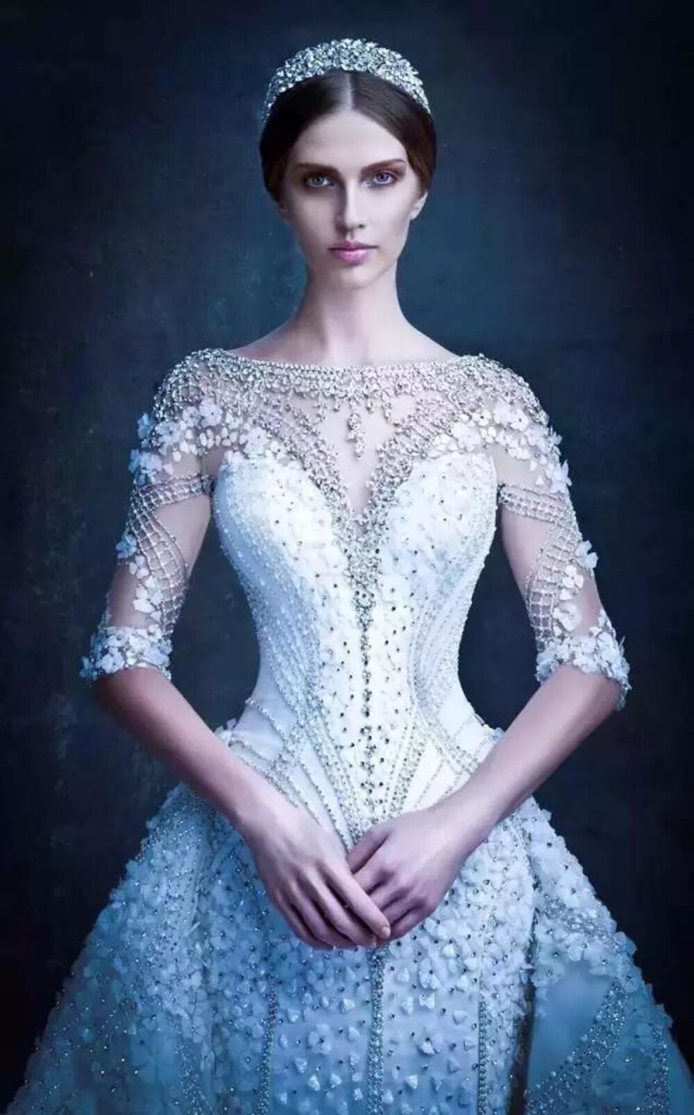 将华丽进行到底 ❤️ 来自迪拜高级定制婚纱Michael Cinco，浮夸华丽的魔幻风格，夸张的裙摆和精雕细琢的背部装饰，让人惊艳！ 婚纱摄影 拖尾婚纱 婚纱控 梦中的婚礼 华服霓裳