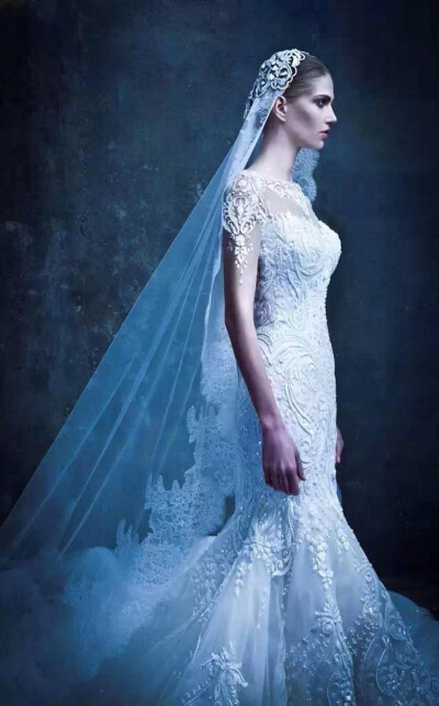 将华丽进行到底 ❤️ 来自迪拜高级定制婚纱Michael Cinco，浮夸华丽的魔幻风格，夸张的裙摆和精雕细琢的背部装饰，让人惊艳！ 婚纱摄影 拖尾婚纱 婚纱控 梦中的婚礼 华服霓裳