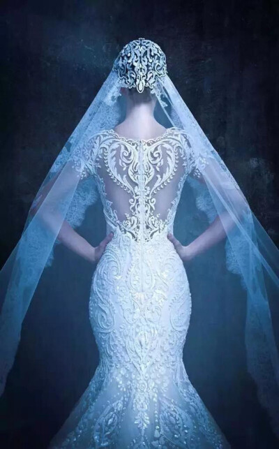 将华丽进行到底 ❤️ 来自迪拜高级定制婚纱Michael Cinco，浮夸华丽的魔幻风格，夸张的裙摆和精雕细琢的背部装饰，让人惊艳！ 婚纱摄影 拖尾婚纱 婚纱控 梦中的婚礼 华服霓裳