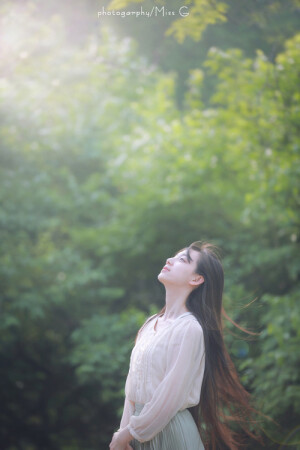 再深的伤口，也会在时光的药液中慢慢地结痂；再痛的往事，只要不时时去抚摸就会淡化。从容转身，放过自己。