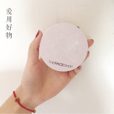 #爱用好物# #THE FACE SHOP 散粉# 菲诗小铺一向是平价好物太多太多了~ 这款散粉量很多用到天荒地老啊真是~当时去柜台的时候没打算买这个，BA推荐这款我就试了一下，真的很控油，用在脸上也很舒服，这款散粉是没有颜…