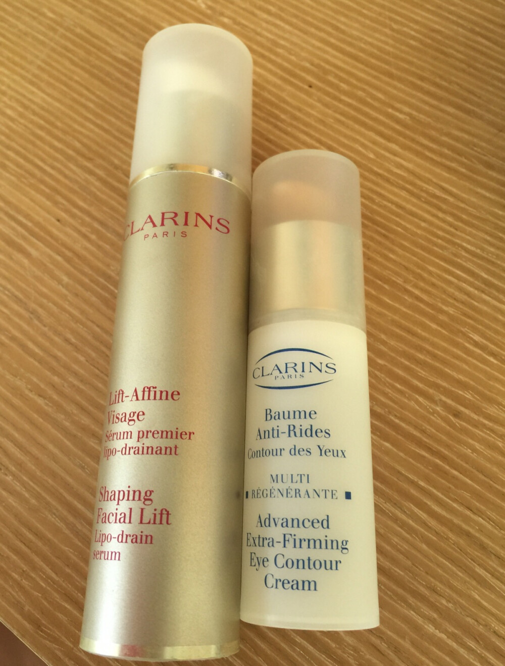 Clarins v 脸精华和紧致眼霜。味道挺好的 效果并没有那么惊讶 毕竟脸突然变尖是不可能的 但是不定期拿来防个下垂应该还是可以的