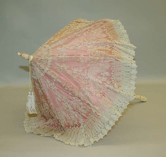 粉色与白色蕾丝覆盖的法国阳伞，大约1880