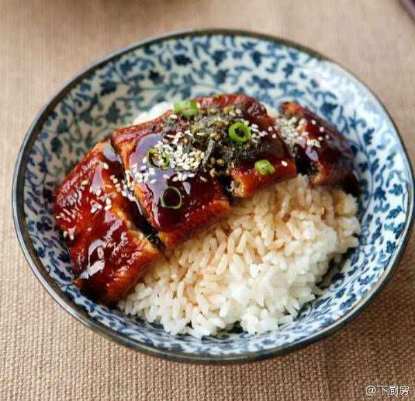 【鳗鱼饭】1.鳗鱼洗净切鱼片，擦干水分，两面拍一层淀粉，锅热油，把鱼两面煎黄；2.水:酱油:红糖:料酒=8:2:1:1，调出一碗汁儿；3.调好的汁儿倒入锅里，中火烧开，煮到鱼片熟了，酱汁冒泡泡，关火；4.米饭盛入碗中，浇汁儿，铺鱼即可~