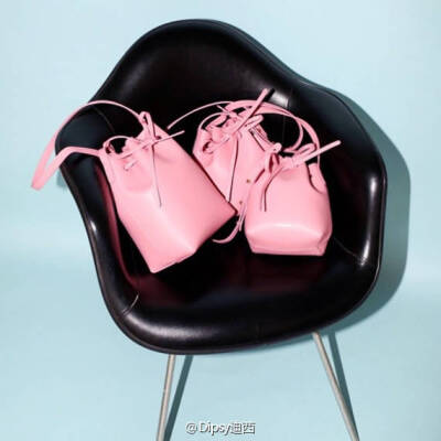 Mansur Gavriel家时常全球断货的水桶包也算火得一塌糊涂，开卖日要靠上好闹钟准点抢，颜色型号还不定能抢到中意的~~~然后今年秋冬比难抢更难抢比迷你更迷你的小水桶要来咯~名字叫Mini Mini，除了经典黑红棕外还新出…