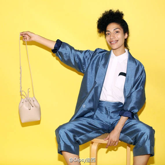 Mansur Gavriel家时常全球断货的水桶包也算火得一塌糊涂，开卖日要靠上好闹钟准点抢，颜色型号还不定能抢到中意的~~~然后今年秋冬比难抢更难抢比迷你更迷你的小水桶要来咯~名字叫Mini Mini，除了经典黑红棕外还新出了三个超美的新季新色:沙滩色Sand~苔藓绿Moss~芍药粉Peony，还没上架已经迷倒一众粉丝 转自微博