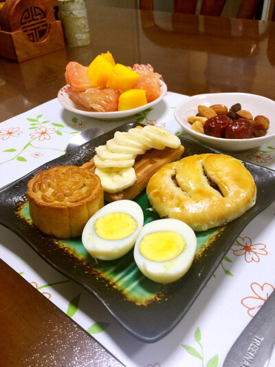 【烤华夫饼配香蕉+椰蓉月饼+鲜花饼+白煮蛋】