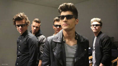 #OneDirection# 五只还在一起的纪念T恤出来了，our band ,our story.不管以后小破团是四个人还是三个人，在老粉心中破团一直以五人的形式存在always and forever.喜欢1D的Directioner们赶紧入手吧，购买网址戳http…