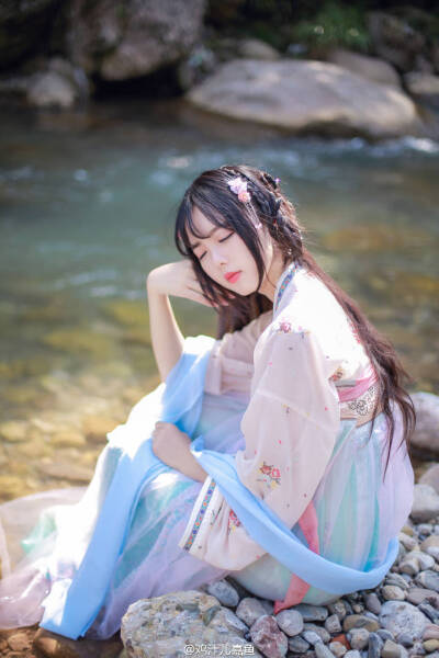 #汉服##生夏# http://t.cn/zHYlhJB ||生如夏花之绚烂、死如秋叶之静美。摄影@蹄子Seamaster 出镜@鸡汁儿嘉鱼 服装@司南阁汉服