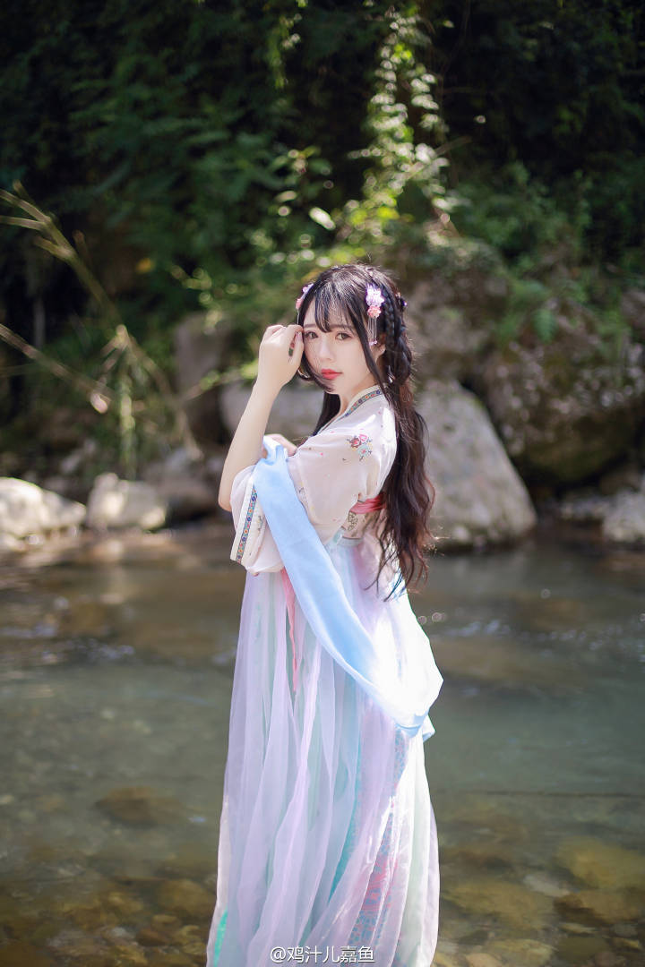 #汉服##生夏# http://t.cn/zHYlhJB ||生如夏花之绚烂、死如秋叶之静美。摄影@蹄子Seamaster 出镜@鸡汁儿嘉鱼 服装@司南阁汉服