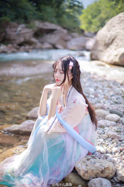 #汉服##生夏# http://t.cn/zHYlhJB ||生如夏花之绚烂、死如秋叶之静美。摄影@蹄子Seamaster 出镜@鸡汁儿嘉鱼 服装@司南阁汉服