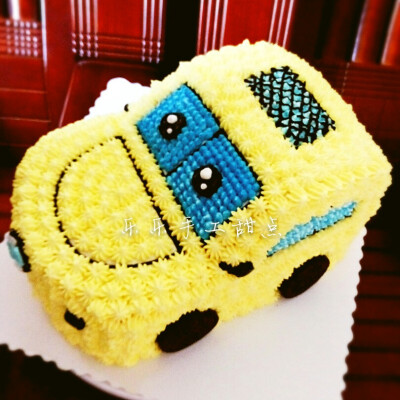 小汽车蛋糕。
