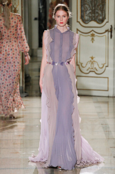 Luisa Beccaria Spring 2016 RTW。路易莎·贝卡里亚2016春夏米兰时装周高级成衣发布。本季以“Flower Power”的主题，中世纪的田园浪漫风在层叠的雪纺中透现得淋漓尽致，似乎看到那时候的名媛们穿着这样美丽的衣服去…