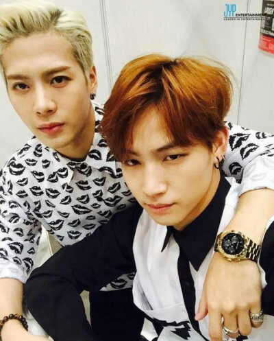 GOT7是韩国JYPEntertainment于2014年推出的男子组合，七名成员包括林在范（JB.）、朴珍荣（Jr.）、段宜恩（Mark）、王嘉尔（Jackson）、崔荣宰（YoungJae）、BamBam、金宥谦（YuGyeom）