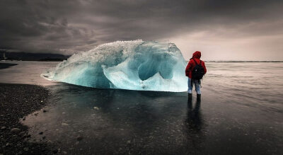 近日，比利時攝影師維姆(Wim)在冰島拍到了一組十分唯美的冰川湖照片。在萬籟俱寂的冰島上，每一座冰山都足以構成一幅唯美的畫面，讓人看了無不叫絕! 圖片中，形狀大小各異的冰山坐落在平靜的湖面上，在太陽光的照耀…