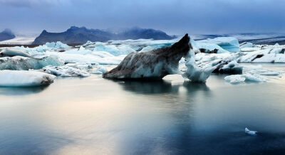 近日，比利時攝影師維姆(Wim)在冰島拍到了一組十分唯美的冰川湖照片。在萬籟俱寂的冰島上，每一座冰山都足以構成一幅唯美的畫面，讓人看了無不叫絕! 圖片中，形狀大小各異的冰山坐落在平靜的湖面上，在太陽光的照耀…