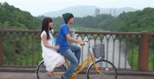 那朵花 真人版《未闻花名》。《我们仍未知道那天所看见的花的名字》真人版由村上虹郎担纲主演。他将与滨边美波、志尊淳、松井爱莉、饭丰万理江、高畑裕太共同出演“超平和Busters”的成员。宿海仁太、本间芽衣子、安城鸣子、松雪集、鹤见知利子、久川铁道