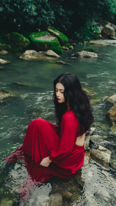 红衣女子，黑发，长发，河边，孤独，悲伤，手机壁纸，凄凉，对比
