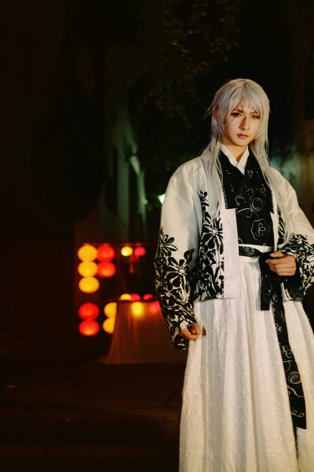 彪彪004: 中秋限定小剧场！《有缘人》放送！@黄靖翔 变身“香精”，我就问你安利馅的月饼吃不吃？构思创意灵感来自：@多明 化妆&amp;amp;造型：@黄靖翔 服装：@冰俏VIVICE 灯光组：@Mzw___ @六六-6X1- @ME的的 @疯絮絮絮絮絮_ @Mr丶Molar 后期大魔王：@AJ_阿禁_ 道具：@_如天_ 监制：@陈洁C囧晓漫
