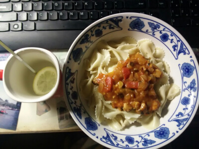 今日晚餐：蝴蝶面+自制柠檬蜂蜜茶