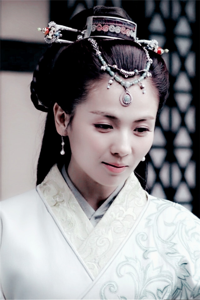 #琅琊榜#《琅琊榜》是根据海宴同名网络小说改编的古装传奇剧。穆霓凰 别 名 霓凰郡主 扮演者：刘涛 手机壁纸 壁纸 人物壁纸 屏锁 iPhone壁纸 原创 截图 古风 古装 电视剧 人物 修图by 荒年信徒 图片自截自修 #禁止二次上传# 谢谢