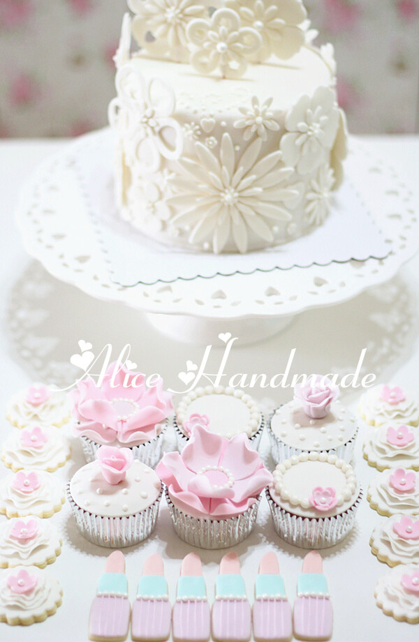 ❣美飞了的杯子蛋糕❣爱丽斯手工生日白色粉色婚礼甜品桌甜点花朵翻糖杯子蛋糕口红饼干