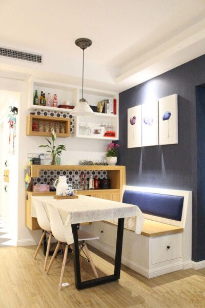 餐桌，实用的收纳功能，舒服的颜色