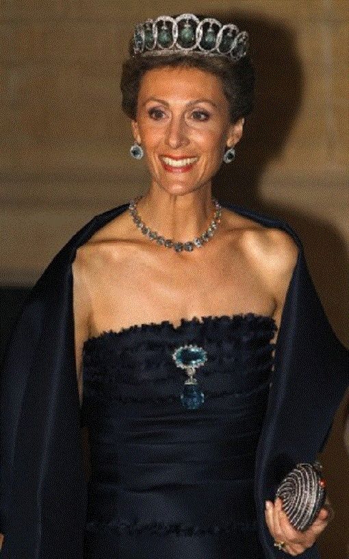 卢森堡公主西比拉和原本属于西班牙王室的海蓝宝石套饰