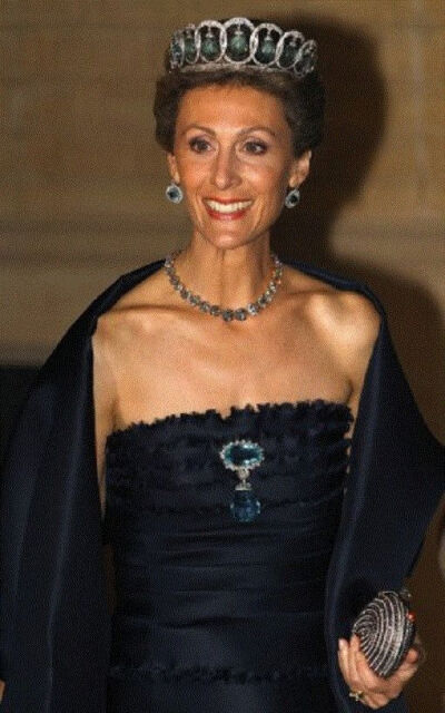 卢森堡公主西比拉和原本属于西班牙王室的海蓝宝石套饰