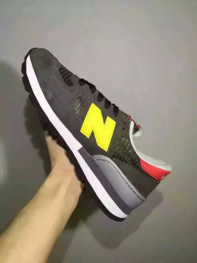  /爱你 新百伦 New Balance 990 经典配色 顶级猪巴革[em]e7171[/em] 品质说话 [em]e7261[/em]36-44 200元