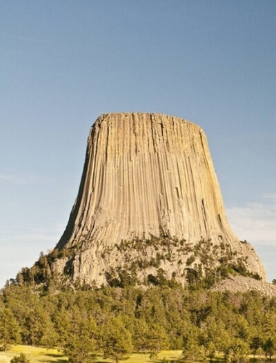 魔鬼塔 ( DevilsTower ) 是美国怀俄明州的一座火成侵入岩或火山颈。这个地方原本是印地安人的圣地，1875 年，美国陆军上校理查德 · 道奇率领探险队在来到怀俄明州时发现。由于翻译上的一个误会，而把这座山叫成…