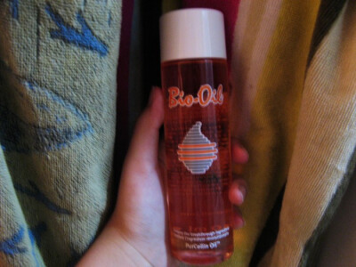 #带上神器出门去#Bio-Oil/百洛 听说这个只有在yao店销售 万能油 祛斑疤痕痘印妊辰纹肥胖纹 味道很好好闻 假如你有什么疤痕痘痘的 只要坚持涂抹便会慢慢的淡化 任何年龄阶段的都可以用包括孕妇哦